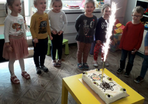 urodzinowy tort dla misia z zapaloną świeczką
